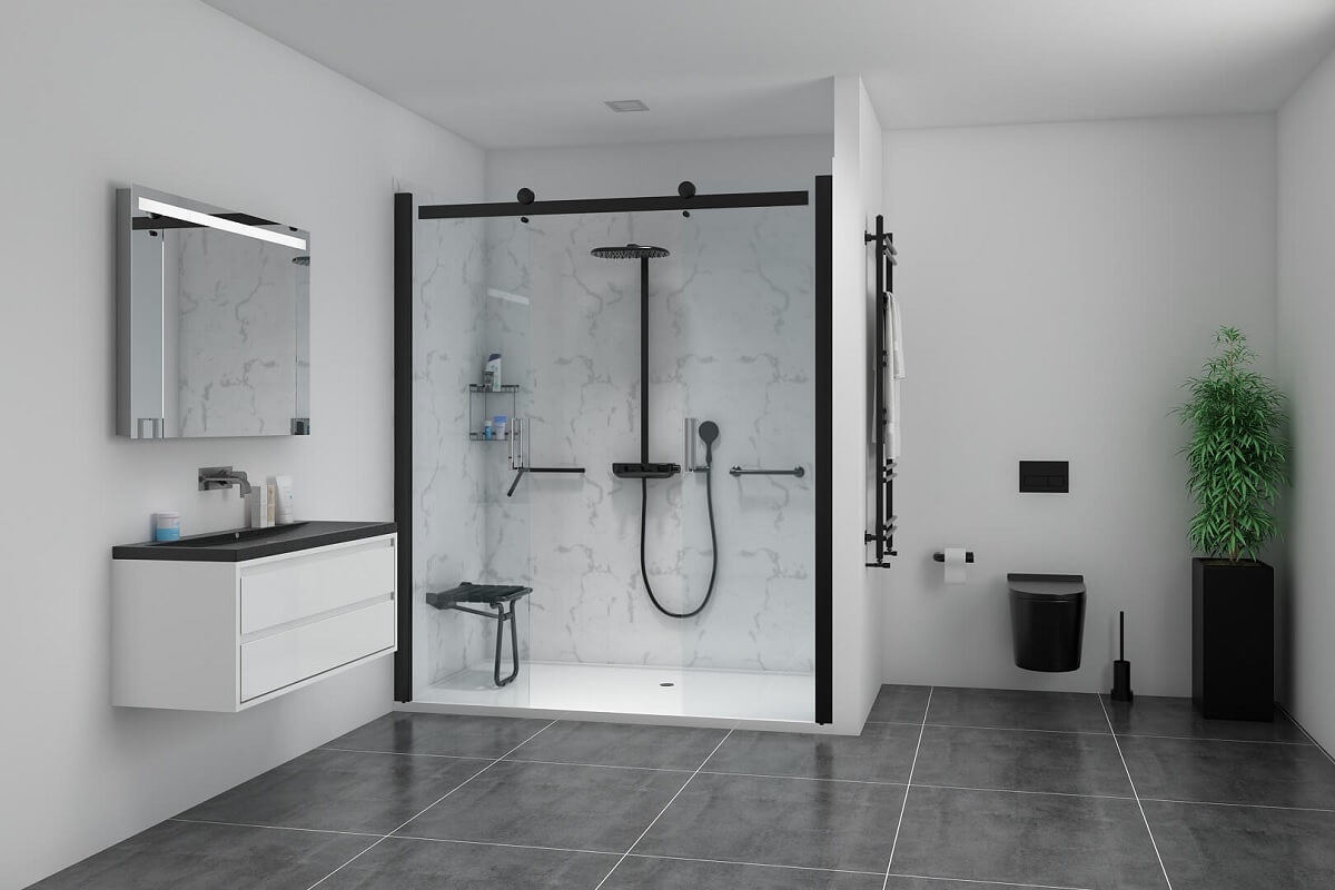 Moderne senioren badkamer met inloopdouche, marmerlook wanden en zwart sanitair